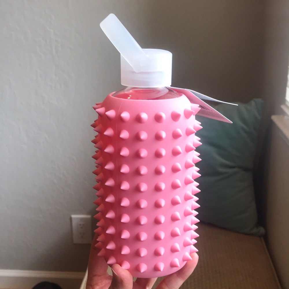 NWT! Gorgeous glass + silicone bkr water bottle.